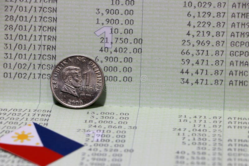 Moneta da 1 peso filippino in banconote in euro sulle bandiere oscene e mini filippine sulla banca del libro Concetto di risparmi immagine stock libera da diritti Moneta da 1 peso filippino in banconote in euro sulle bandiere oscene e mini filippine sulla banca del libro Concetto di risparmi immagine stock libera da diritti
