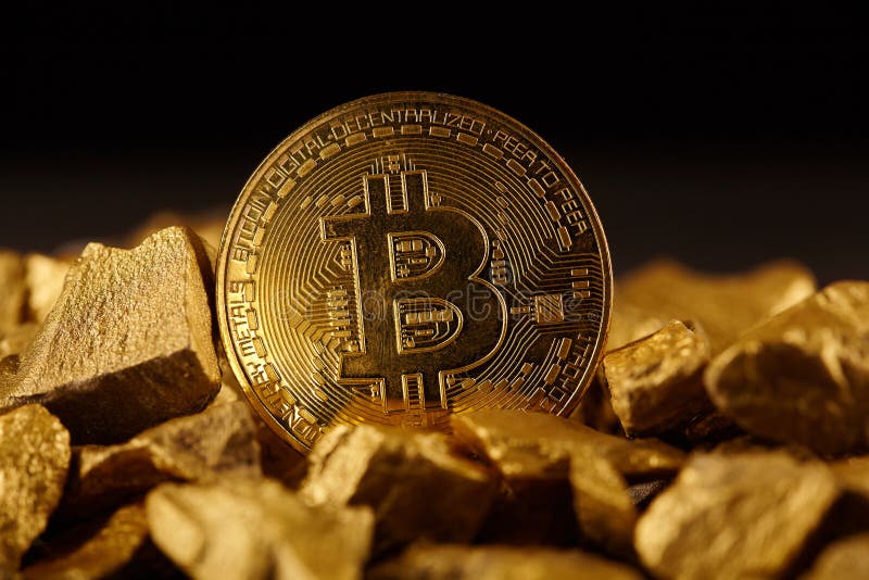 Moneta di Bitcoin e monticello dorati di oro Cryptocurrency di Bitcoin Concetto di affari fotografie stock Moneta di Bitcoin e monticello dorati di oro Cryptocurrency di Bitcoin Concetto di affari fotografie stock
