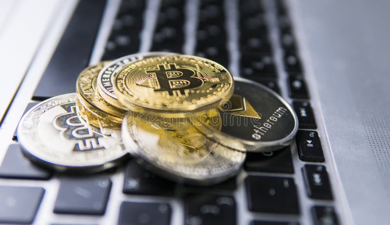 Moneta di Bitcoin su una cima di altre monete cripto su una tastiera del computer portatile Monete dorate di Bitcoin Investimento fotografie stock libere da diritti Moneta di Bitcoin su una cima di altre monete cripto su una tastiera del computer portatile Monete dorate di Bitcoin Investimento fotografie stock libere da diritti