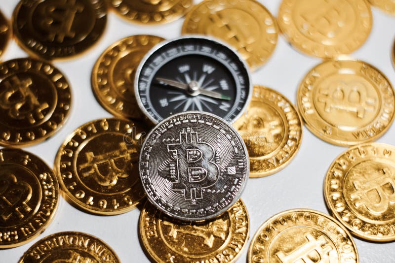 Moneta di Bitcoin vicino alla bussola fotografia stock libera da diritti