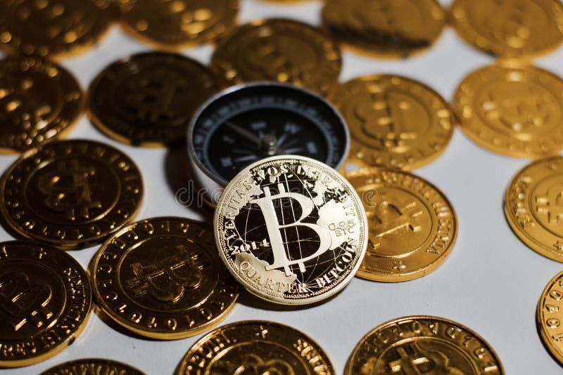 Moneta di Bitcoin vicino alla bussola fotografia stock libera da diritti