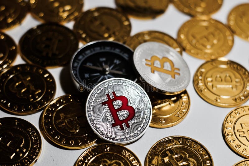 Moneta di Bitcoin vicino alla bussola fotografie stock
