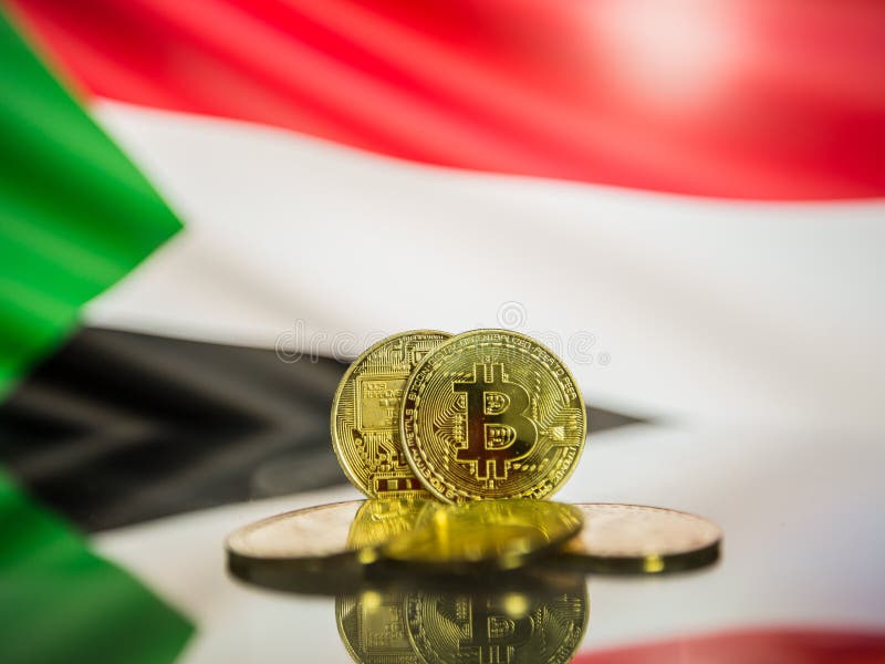 Moneta di oro di Bitcoin e bandiera defocused del fondo del Sudan Concetto virtuale di cryptocurrency immagini stock Moneta di oro di Bitcoin e bandiera defocused del fondo del Sudan Concetto virtuale di cryptocurrency immagini stock