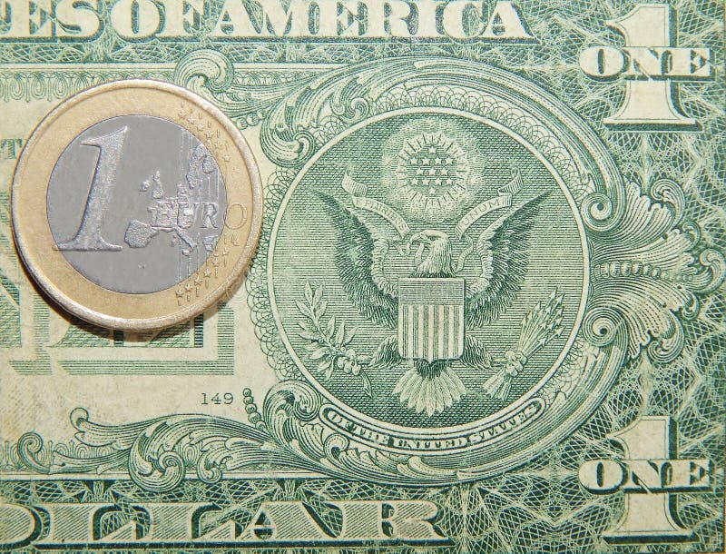 Moneta 1 euro contro un dollaro di carta immagini stock libere da diritti Moneta 1 euro contro un dollaro di carta immagini stock libere da diritti