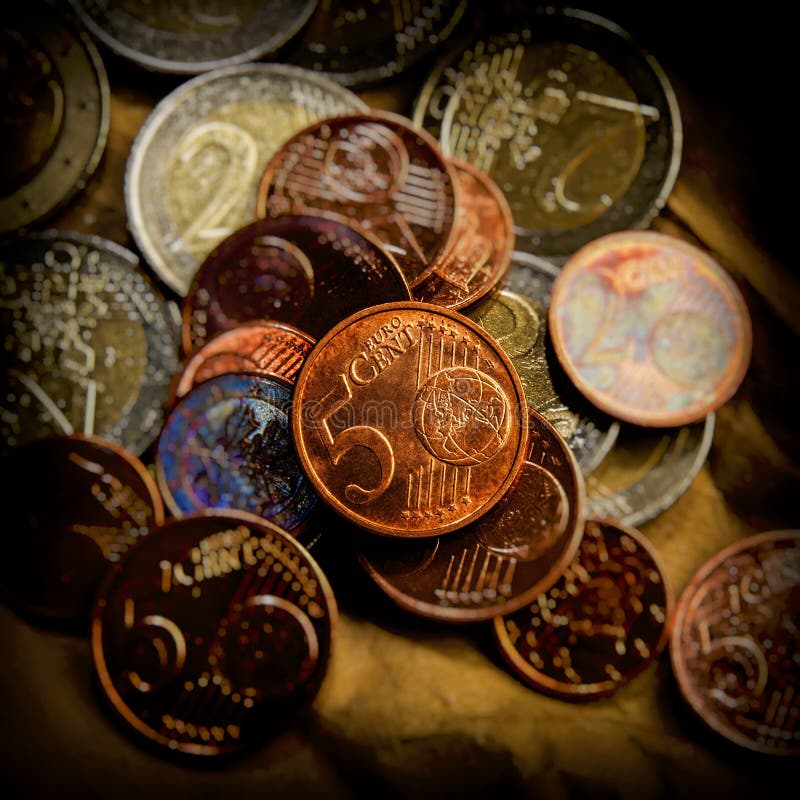 Moneta pięć euro centów kłama na tle monety Euro mo zdjęcie stock Moneta pięć euro centów kłama na tle monety Euro mo zdjęcie stock