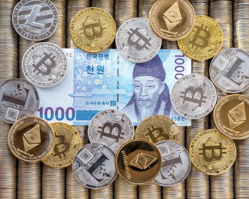Monete cripto Ethereum ETH, bitcoin BTC dell'oro d'argento La carta fattura il Coreano vinto Le monete del metallo sono presentat immagini stock libere da diritti