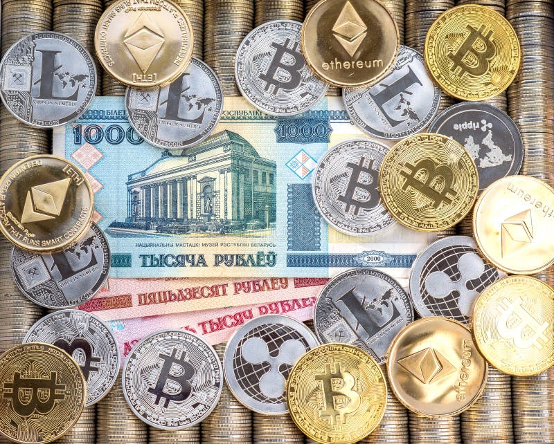 Monete cripto Ethereum ETH, bitcoin BTC dell'oro d'argento Rublo di carta di bielorusso di denominazioni Le monete del metallo so fotografia stock libera da diritti