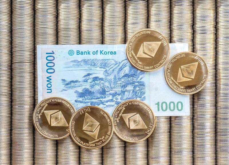 Monete cripto Ethereum ETH, Coreano di carta dell'oro di denominazioni vinto Le monete del metallo sono presentate l'un l'altro i fotografie stock