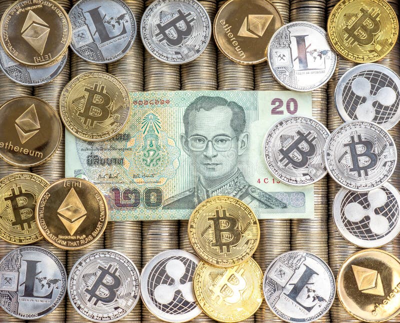 Monete cripto Ethereum ETH, ondulazione XRP, Litecoin LTC, bitcoin BTC dell'oro d'argento La carta fattura la baht tailandese Mon fotografia stock libera da diritti