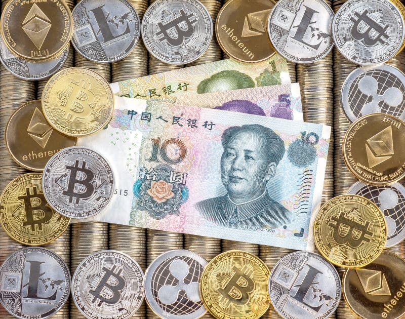 Monete cripto Ethereum ETH, ondulazione XRP, Litecoin LTC, bitcoin BTC dell'oro d'argento La carta fattura gli yuan coreani Monet fotografia stock