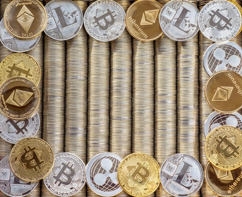 Monete cripto Ethereum ETH, ondulazione XRP, Litecoin LTC, bitcoin BTC dell'oro d'argento Spazio libero per testo Le monete del metallo sono presentate in un fondo piano, primo piano