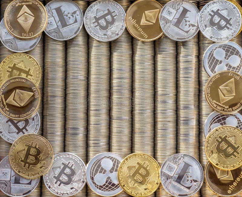 Monete cripto Ethereum ETH, ondulazione XRP, Litecoin LTC, bitcoin BTC dell'oro d'argento Spazio libero per testo Le monete del m fotografia stock