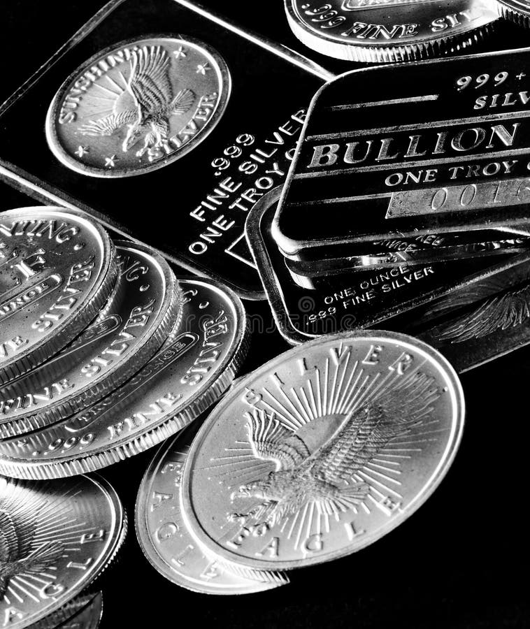 Monete d'argento e barre che rappresentano ricchezza