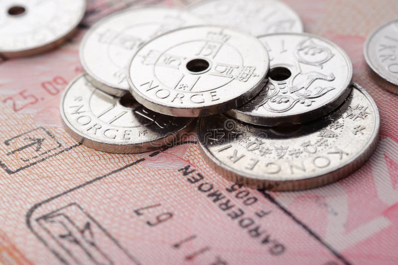 Monete della corona scandinava norvegese e pagina del passaporto immagine stock libera da diritti Monete della corona scandinava norvegese e pagina del passaporto immagine stock libera da diritti