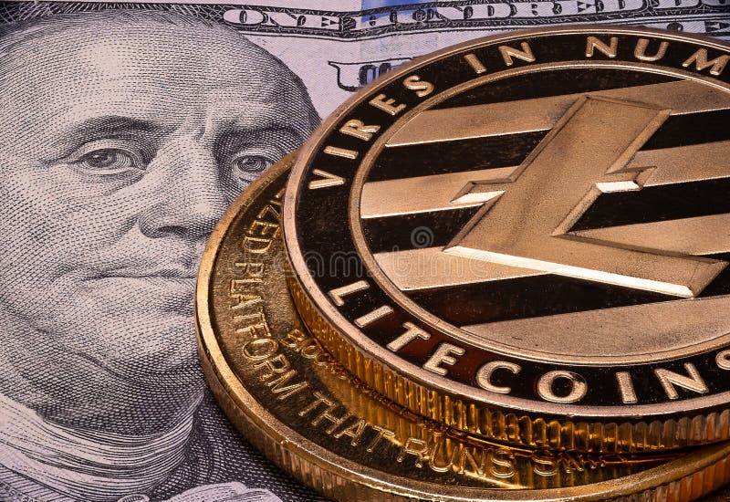 Monety kryptowalutowe monety litowe i etyka na 100 dolar amerykański na izolowanym tle białym zdjęcia stock