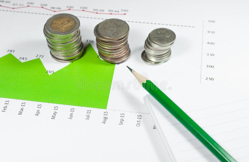 Monety na zielonym wykresów i map tle z ołówkiem pieniądze a obrazy stock Monety na zielonym wykresów i map tle z ołówkiem pieniądze a obrazy stock