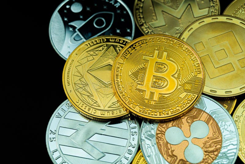 Monety symboli kryptowaluta na czarnym tle fotografia stock