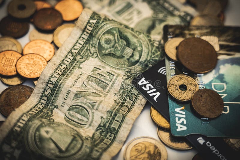Monety, wiza i dolarowi rachunki, pieniądze pojęcie obraz stock Monety, wiza i dolarowi rachunki, pieniądze pojęcie obraz stock