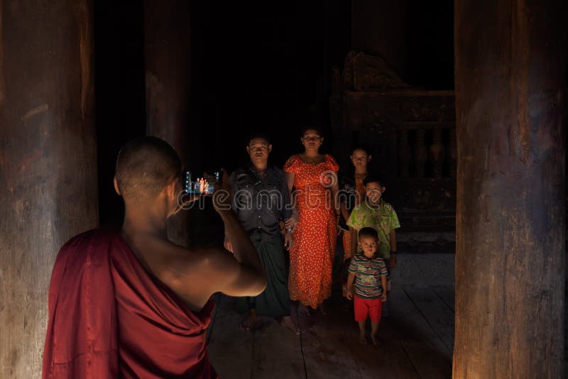 Monge que toma a foto da família em Myanmar fotos de stock Monge que toma a foto da família em Myanmar fotos de stock