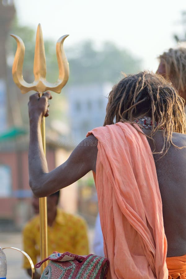 Monges religiosos hindus Naga Sadhus nas margens do rio Ganges imagens de stock