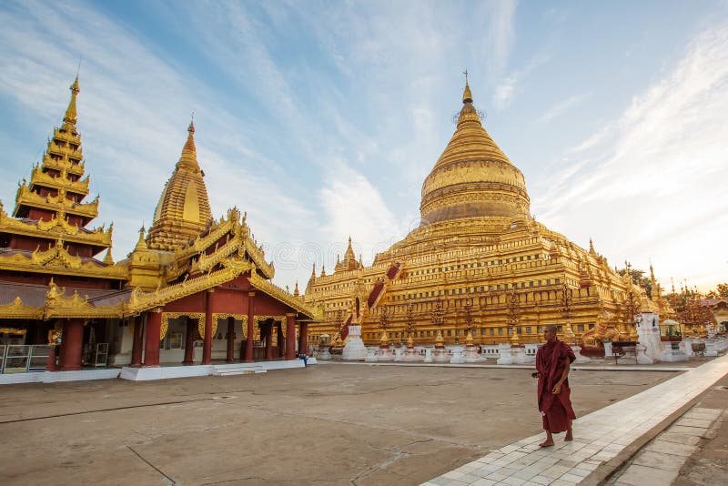 Monges no pagode de Shwezigon em Bagan fotografia de stock Monges no pagode de Shwezigon em Bagan fotografia de stock