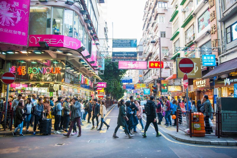 Mongkok ,Hong Kong - January 11, 2018 :Crowd People Shopping and ...