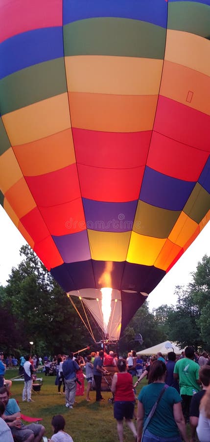 Mongolfiera dell'arcobaleno con fuoco fotografia stock libera da diritti Mongolfiera dell'arcobaleno con fuoco fotografia stock libera da diritti