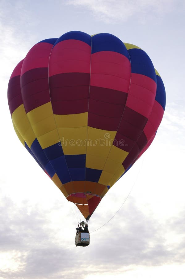 Mongolfiera variopinta nell'aria, cielo luminoso di mattina fotografie stock libere da diritti Mongolfiera variopinta nell'aria, cielo luminoso di mattina fotografie stock libere da diritti