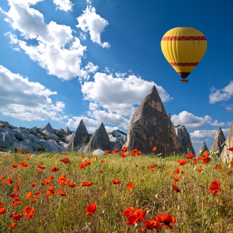 Mongolfiere che sorvolano Cappadocia, Turchia fotografia stock libera da diritti Mongolfiere che sorvolano Cappadocia, Turchia fotografia stock libera da diritti