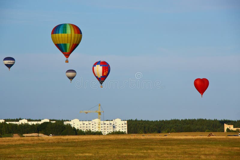 Mongolfiere sopra il campo fotografie stock libere da diritti Mongolfiere sopra il campo fotografie stock libere da diritti