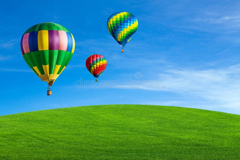 Mongolfiere sopra il campo verde fotografia stock Mongolfiere sopra il campo verde fotografia stock