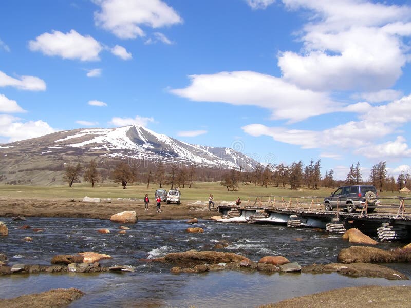 MONGOLIA OCCIDENTALE, MONGOLIA - 29, 2012 Turisti stranieri in auto che viaggiano per le strade della Mongolia MONGOLIA fotografia stock libera da diritti