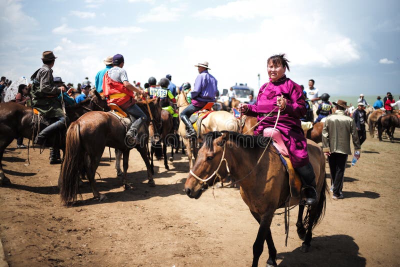 mongolian-woman-horse-rider-naadam-festi