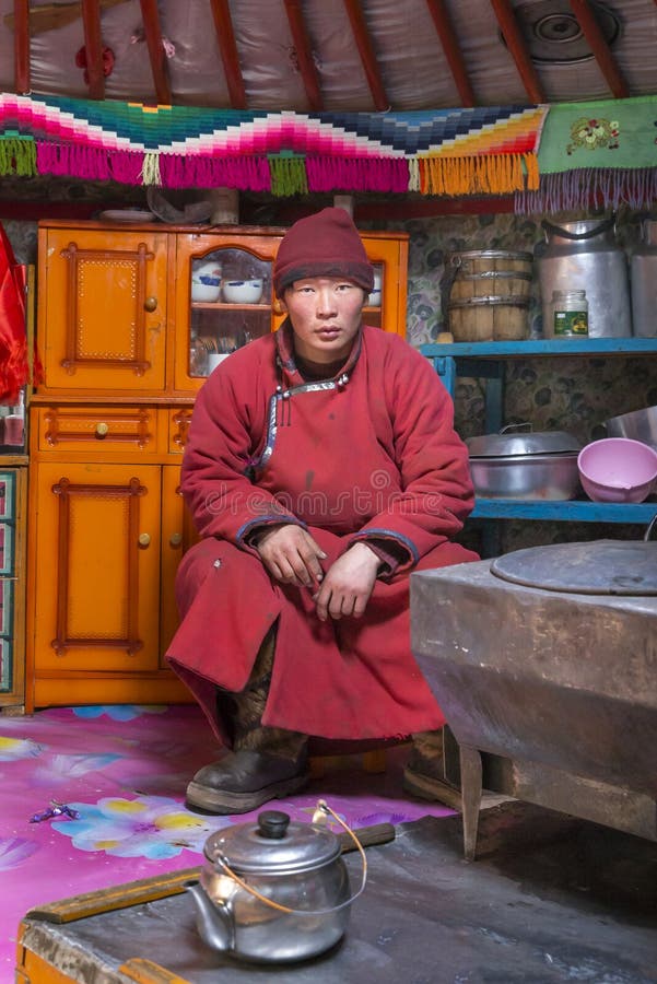 mongolischer Nomademann in seinem Haupt-Ger-yurt