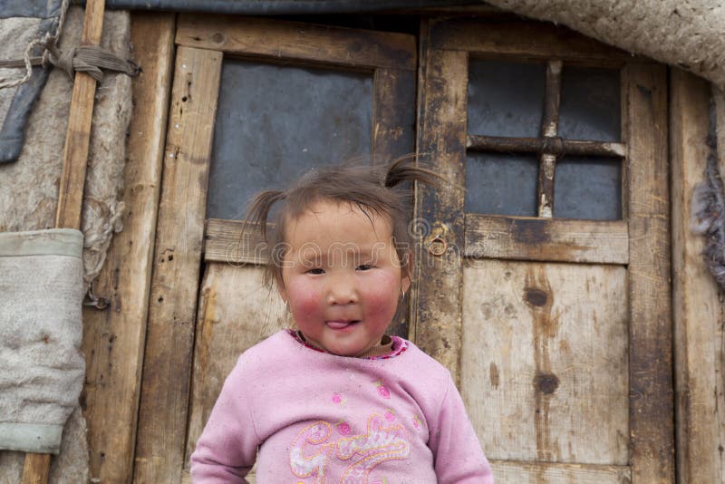 Mongolisches Kind infront der Ger-Türen