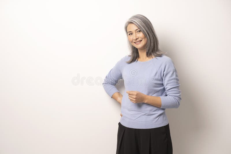 Mongoliska härliga Gray Haired Woman på en vit bakgrund arkivbild Mongoliska härliga Gray Haired Woman på en vit bakgrund arkivbild