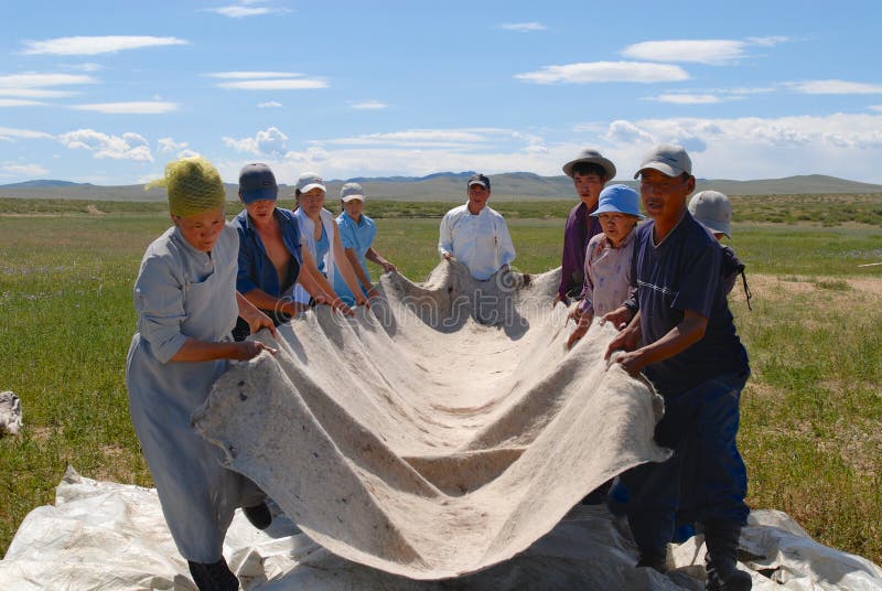Mongolscy ludzie produkują odczuwanego w Harhorin, Mongolia fotografia stock Mongolscy ludzie produkują odczuwanego w Harhorin, Mongolia fotografia stock