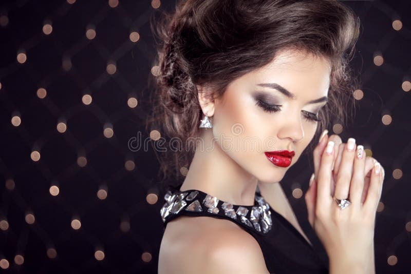 monili Giovane donna del bello Brunette Modello della ragazza di modo più fotografia stock monili Giovane donna del bello Brunette Modello della ragazza di modo più fotografia stock