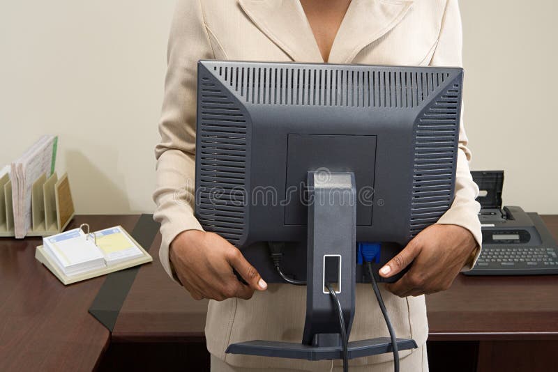 Monitor de computadora que lleva de la mujer fotos de archivo libres de regalías Monitor de computadora que lleva de la mujer fotos de archivo libres de regalías