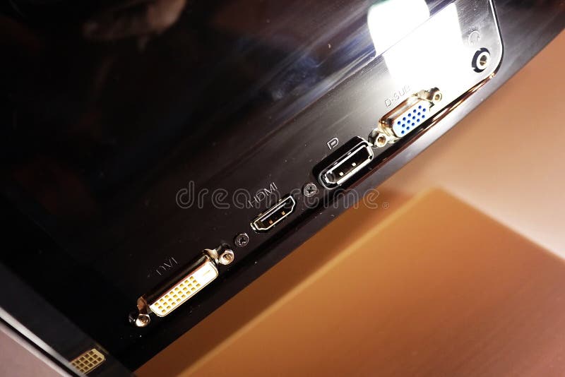 Monitor del LCD IPS para el ordenador personal, la mesa con un de computadora personal y un monitor con una diagonal grande imagen de archivo Monitor del LCD IPS para el ordenador personal, la mesa con un de computadora personal y un monitor con una diagonal grande imagen de archivo