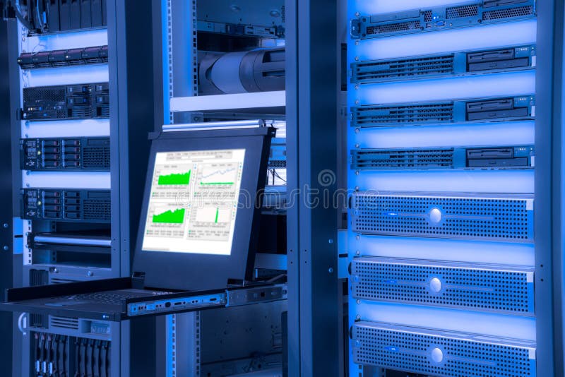 Monitor der Überwachungsanlage im Rechenzentrumraum lizenzfreies stockfoto
