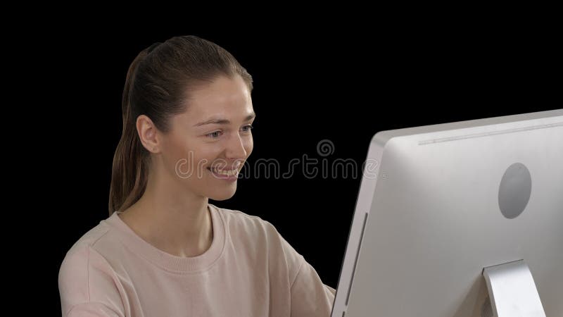 Monitor van computer bekijken en meisje die van het studentenblonde, Alpha Channel het glimlachen