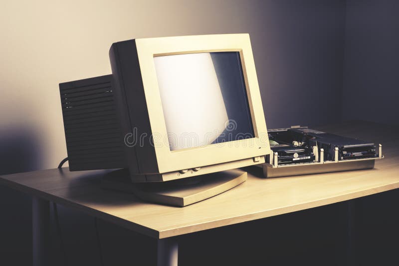 Monitor viejo foto de archivo. Imagen de escritorio, retro 79924916