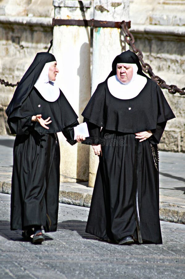 Болезнь монашек что это. Испанские монахини. Монахини в Испании. Монашка в Испании. Монахиня идет.