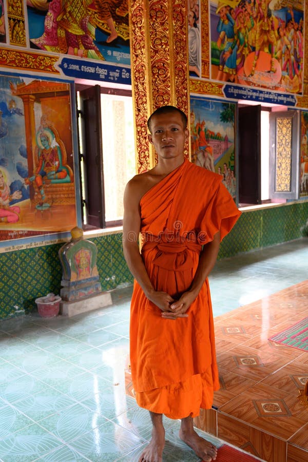 Monje budista en el templo del monasterio en Camboya imagenes de archivo Monje budista en el templo del monasterio en Camboya imagenes de archivo