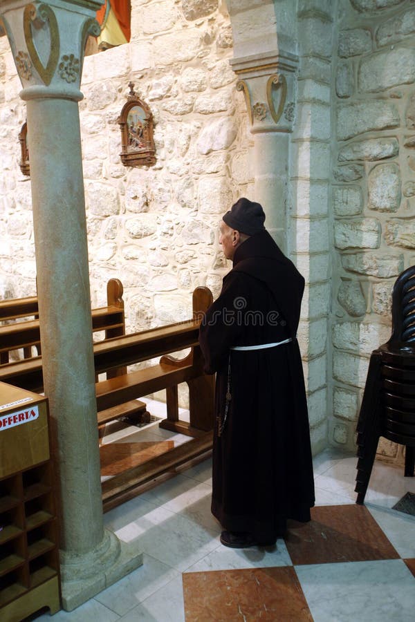Monje franciscano en la iglesia milagro del ` de Jesús del primer en Cana