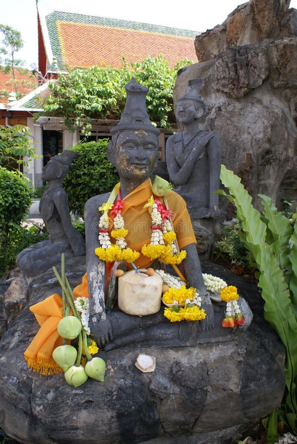 Monje Meditating Statue, Wat Pho, Bangkok, Tailandia, Asia imagen de archivo Monje Meditating Statue, Wat Pho, Bangkok, Tailandia, Asia imagen de archivo
