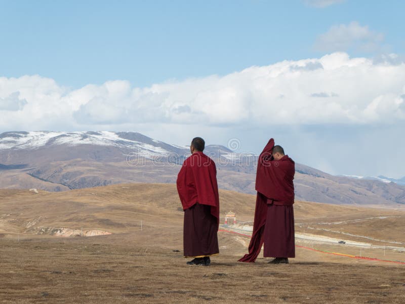 Monjes alrededor de Yarchen Gar Monastery en tibetano de Garze, Sichuan, Ch fotografía de archivo Monjes alrededor de Yarchen Gar Monastery en tibetano de Garze, Sichuan, Ch fotografía de archivo