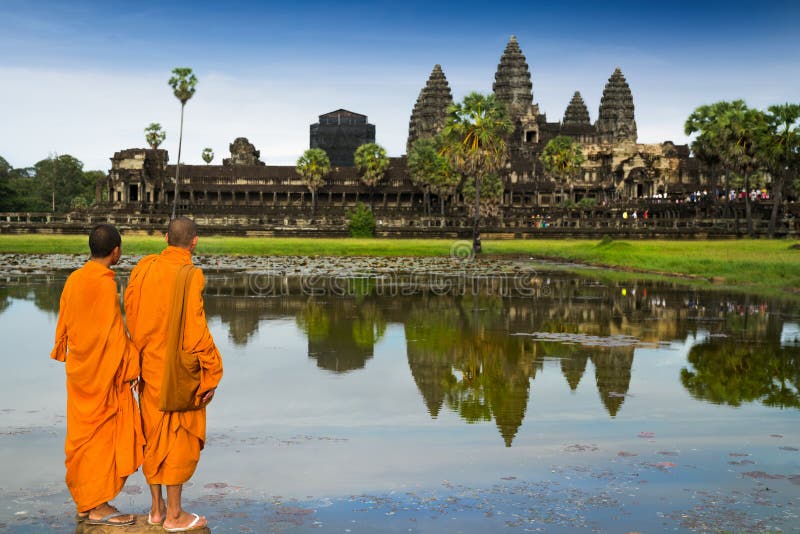 Monjes en buddhism en Angkor Wat imagen de archivo Monjes en buddhism en Angkor Wat imagen de archivo