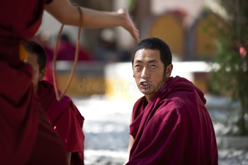 Monks som debatterar, Lhasa, Tibet arkivfoto Monks som debatterar, Lhasa, Tibet arkivfoto